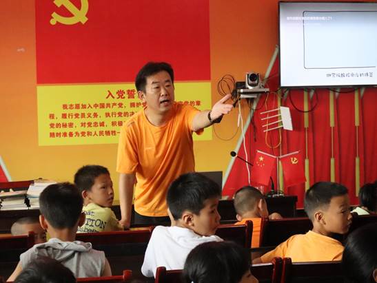 图六:高级职业规划师与小朋友们共同交流如何读书
