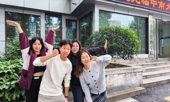 男人和女人站在建筑前 中度可信度描述已自动生成