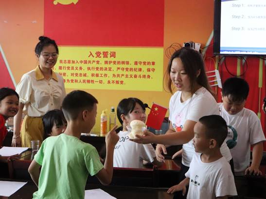 图九:我们2022级社会学本科生王圆斐为孩子们开展有趣的科学小实验