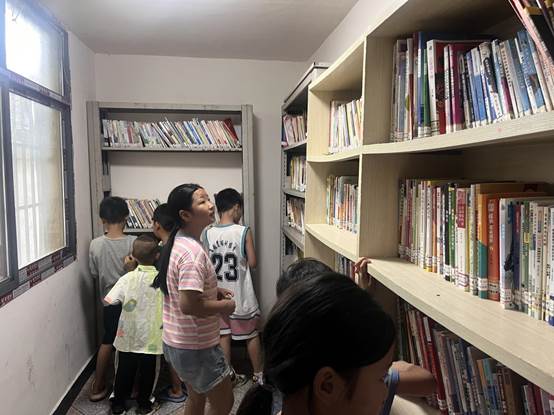 图二:小朋友们在农家书屋内阅读
