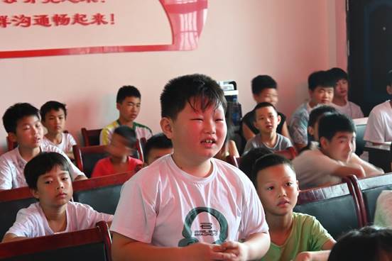 图五:小朋友们认真向高考高分学子请教